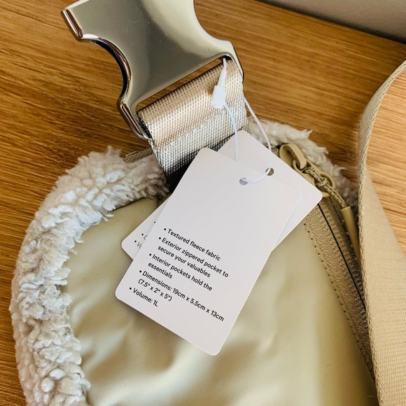 NWT! Lululemon! Everywhere Fleece Belt Bag in Natural Ivory Trench - Picture 16 of 16